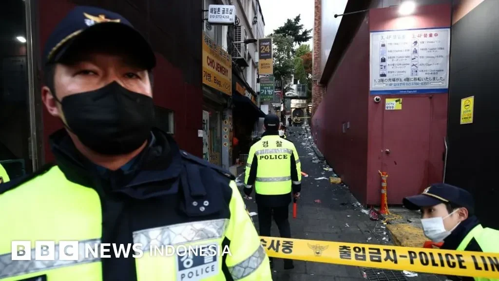 Petugas polisi Korea Selatan berjaga di area yang diamankan dengan garis polisi.