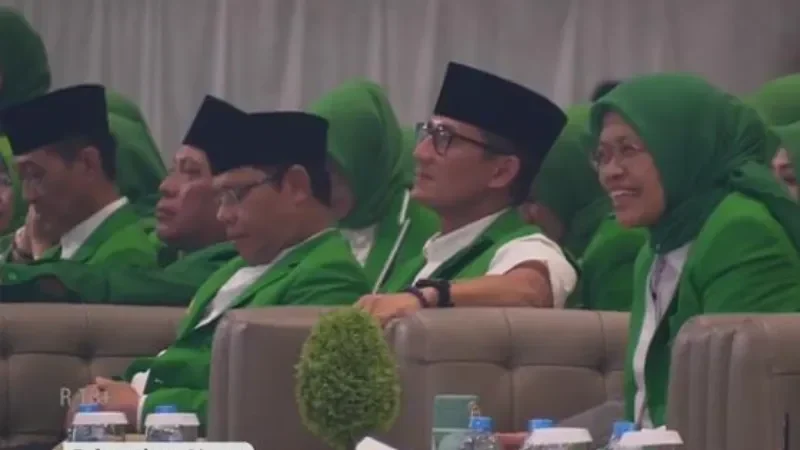 Delegasi PPP dalam jas hijau dan peci menghadiri Muktamar partai.
