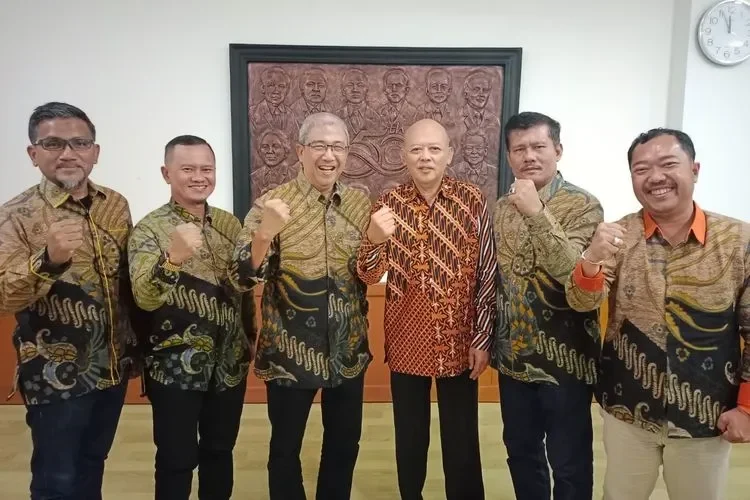 Enam tokoh PPP berbatik mengepalkan tangan, menunjukkan solidaritas setelah muktamar yang diwarnai drama.