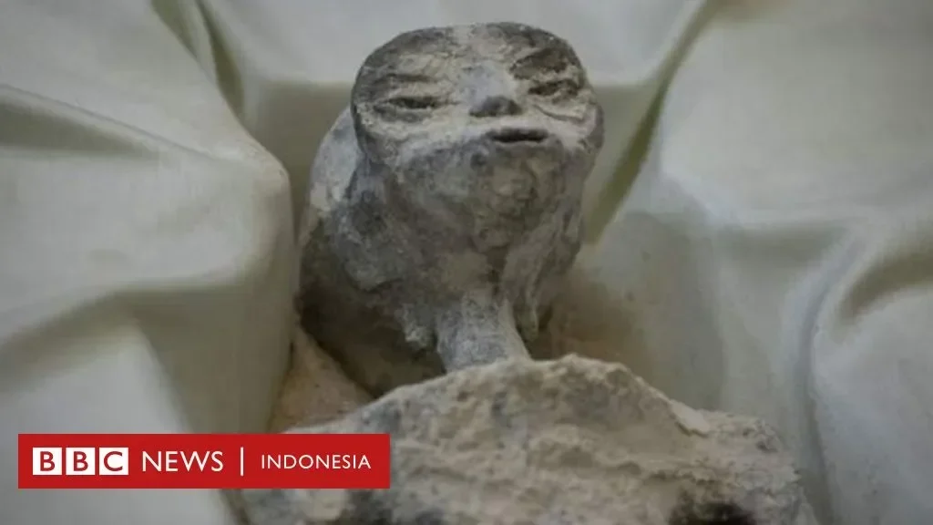 Patung menyerupai alien terbungkus kain putih, sumber perdebatan objek antarbintang.