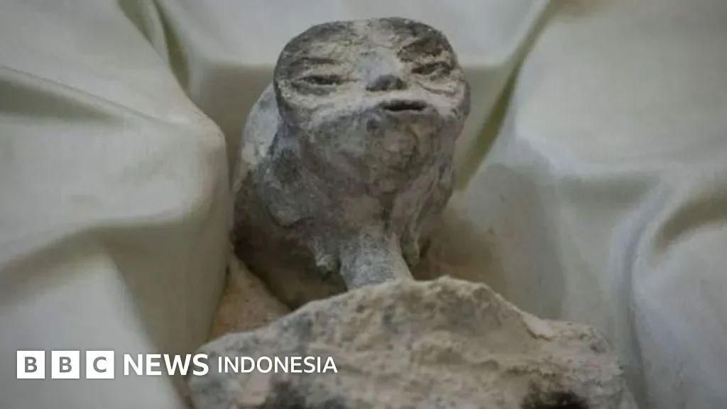 Gambar makhluk menyerupai alien yang diklaim sebagai mumi, terkait spekulasi keberadaan peradaban cerdas.