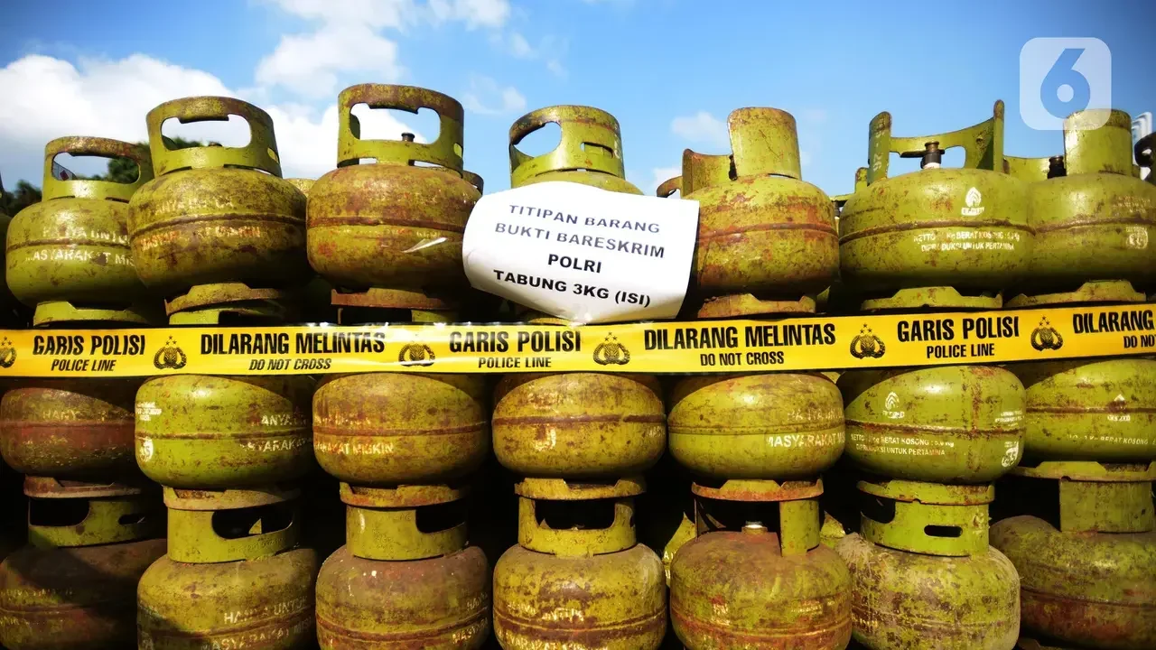Tumpukan tabung gas 3 kg disita polisi dalam kasus penipuan pengoplosan gas.