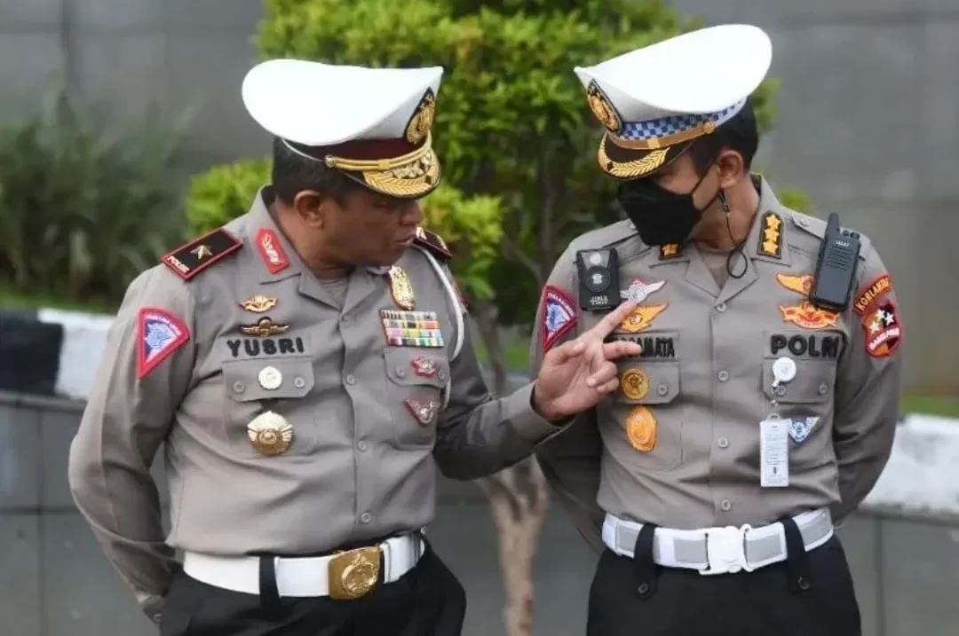 Dua perwira polisi berseragam Polri berdiskusi serius, terkait operasi pengungkapan jaringan curanmor.