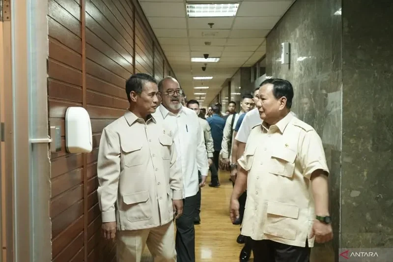 Prabowo Subianto dan beberapa pejabat berjalan di koridor.