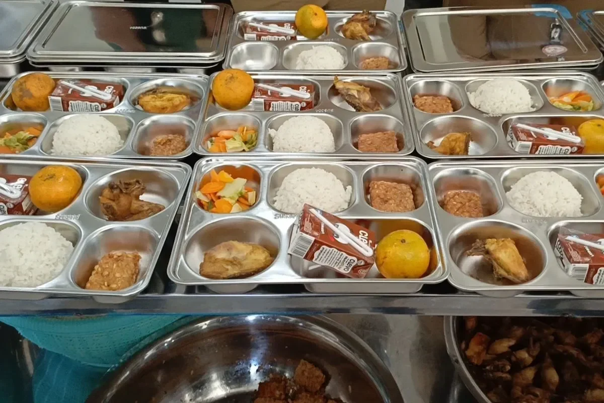 Baki makanan Program Makan Bergizi Gratis berisi nasi, lauk, buah, dan susu.