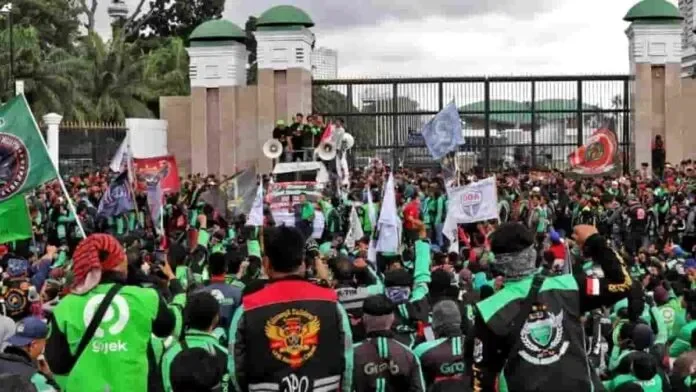 Ribuan pengemudi ojek online unjuk rasa di depan Gedung DPR.