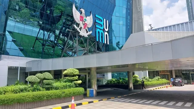 Gedung Kementerian BUMN di Jakarta dengan logo Garuda Pancasila dan tulisan BUMN.