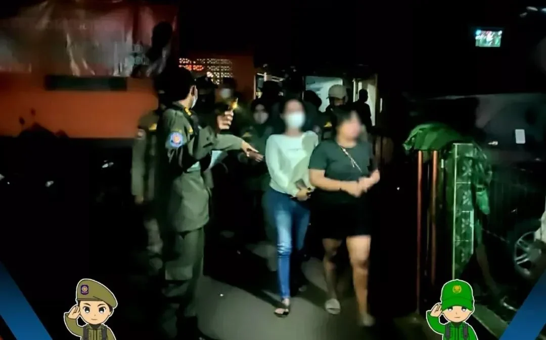 Petugas Satpol PP menindak dua wanita terduga prostitusi di kos Tanjung Duren Utara.