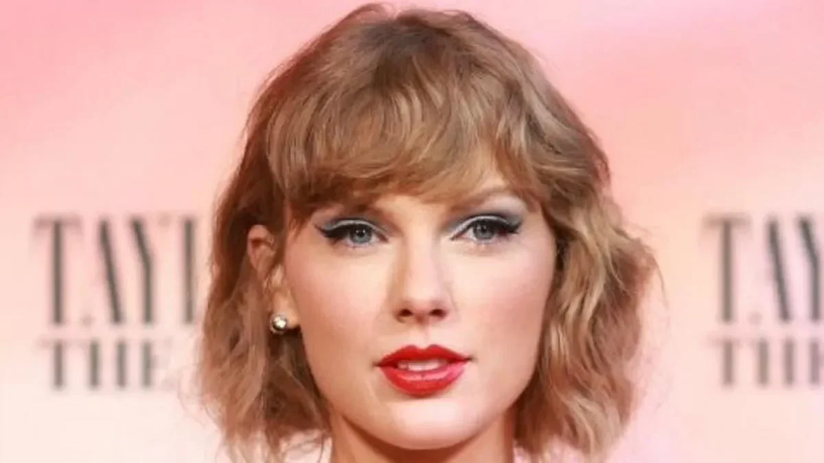 Taylor Swift dengan riasan mata dan bibir merah, berambut pirang bergelombang.