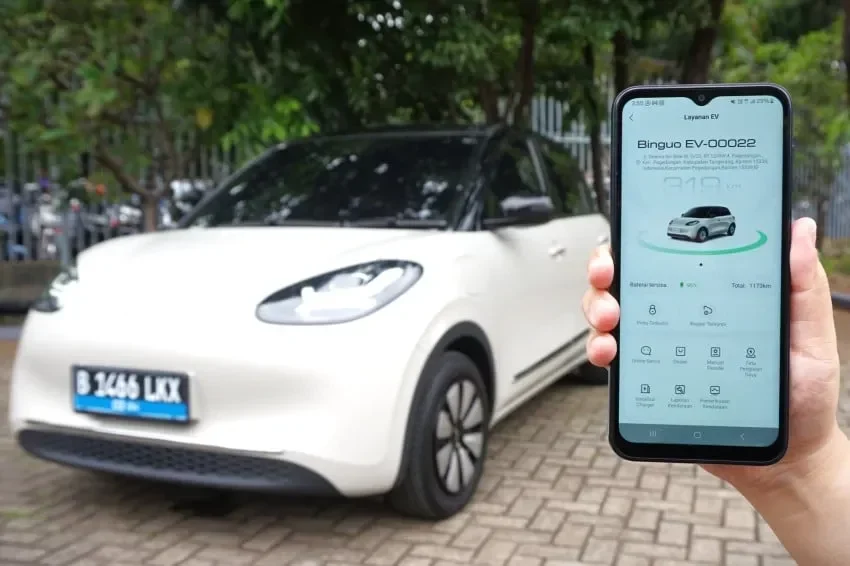 Mobil listrik VinFast dengan aplikasi smartphone menampilkan informasi kendaraan dan layanan.