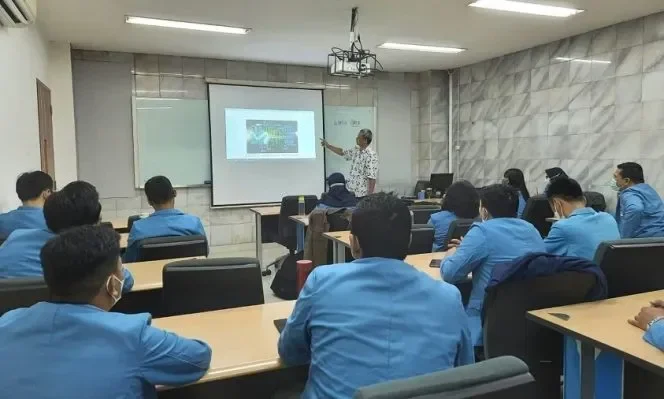 Dosen memberikan materi kuliah kepada mahasiswa di kelas Universitas Nusa Mandiri.