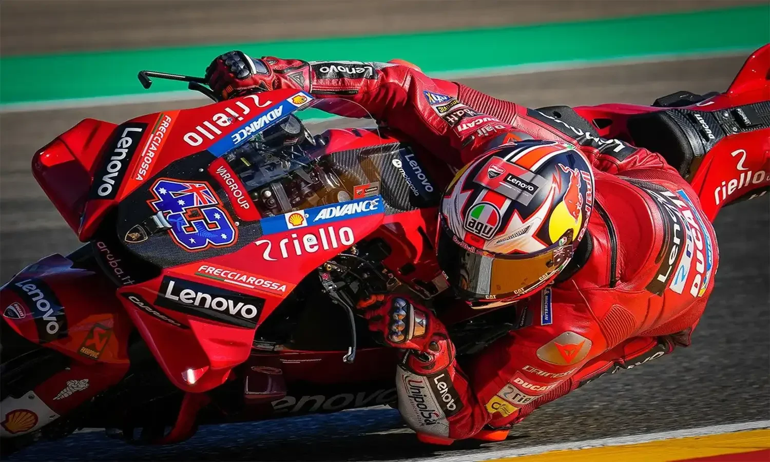 Pembalap MotoGP mengenakan setelan merah dan motor Ducati #43 saat menikung di sirkuit.