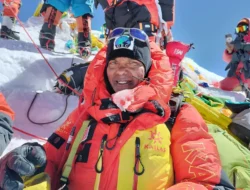 Gila! Pendaki Ini Taklukkan Everest Tanpa Oksigen, Lalu Meluncur Turun Pakai Ski!