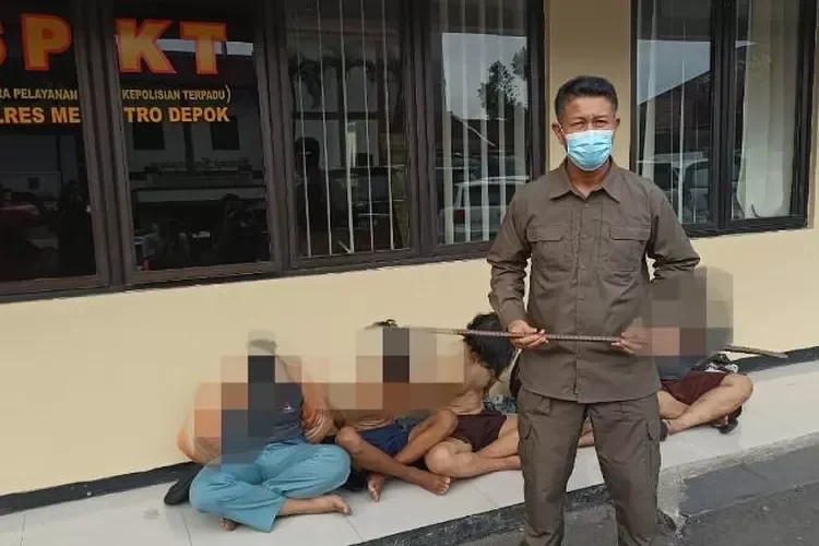 Petugas kepolisian menahan sejumlah pelajar terduga pelaku tawuran di kantor polisi.