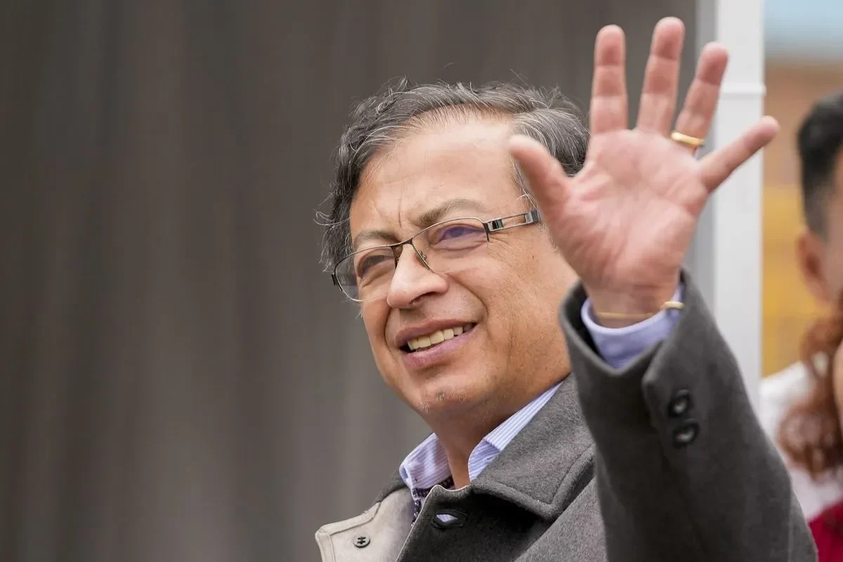 Presiden Kolombia Gustavo Petro mengacungkan tangan saat berpidato di Sidang Majelis Umum PBB.