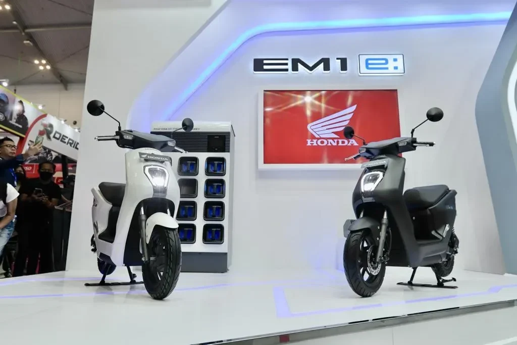 Dua motor listrik Honda EM1 e: dipajang di pameran, siap subsidi pemerintah.