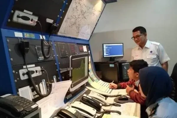 Air Traffic Controller (ATC) bekerja memantau lalu lintas udara di ruang kendali.
