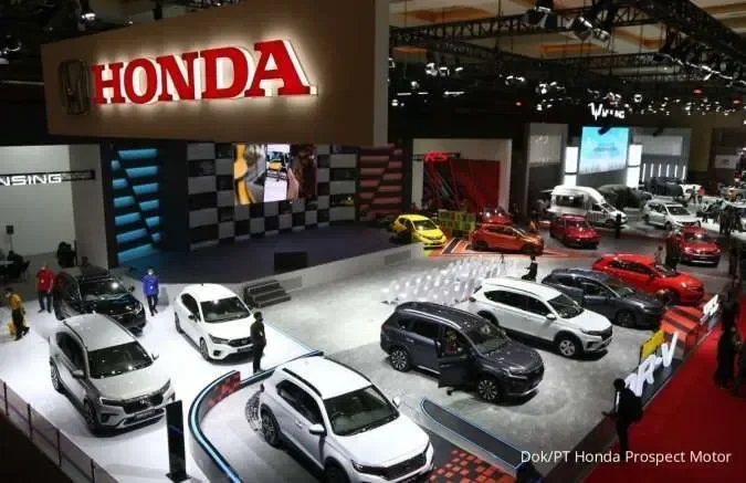 Stan pameran Honda yang menampilkan berbagai model mobil di sebuah acara otomotif.