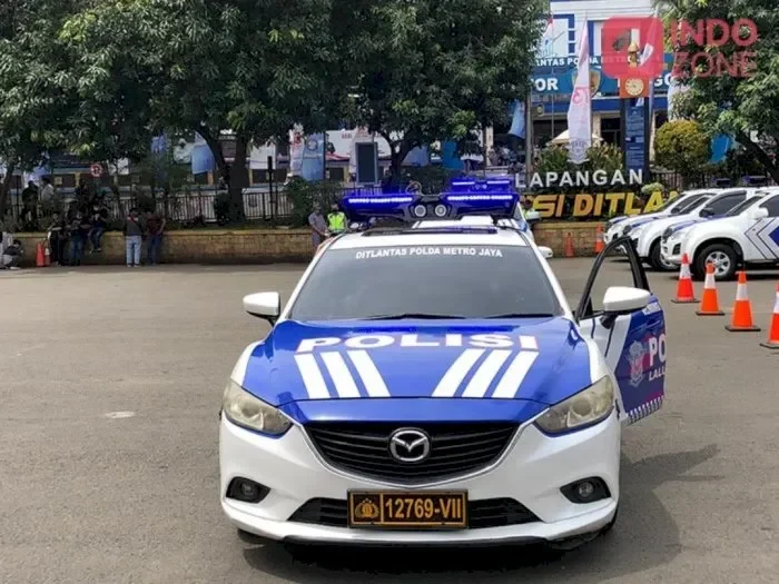 Mobil patroli polisi terparkir, bagian dari operasi "Jaga Lingkungan" di Pademangan.