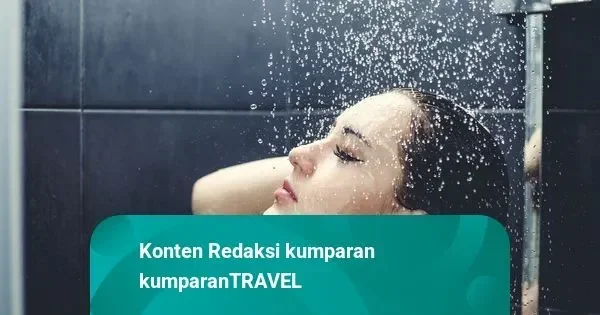 Wanita mandi di bawah shower setelah penerbangan panjang.