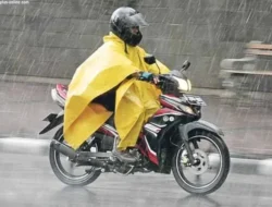Jangan Anggap Sepele! Ini Bahaya Tersembunyi Jas Hujan Ponco untuk Pengendara Motor