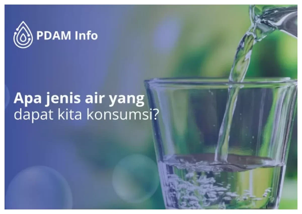Air jernih dituangkan ke dalam gelas, ilustrasi pentingnya air minum bersih.