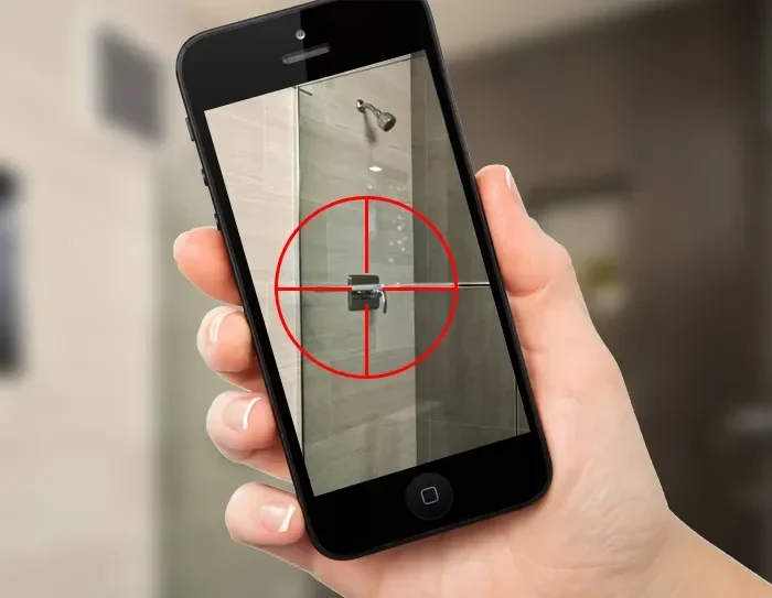 Ponsel mencari kamera tersembunyi di kamar mandi dengan target merah.