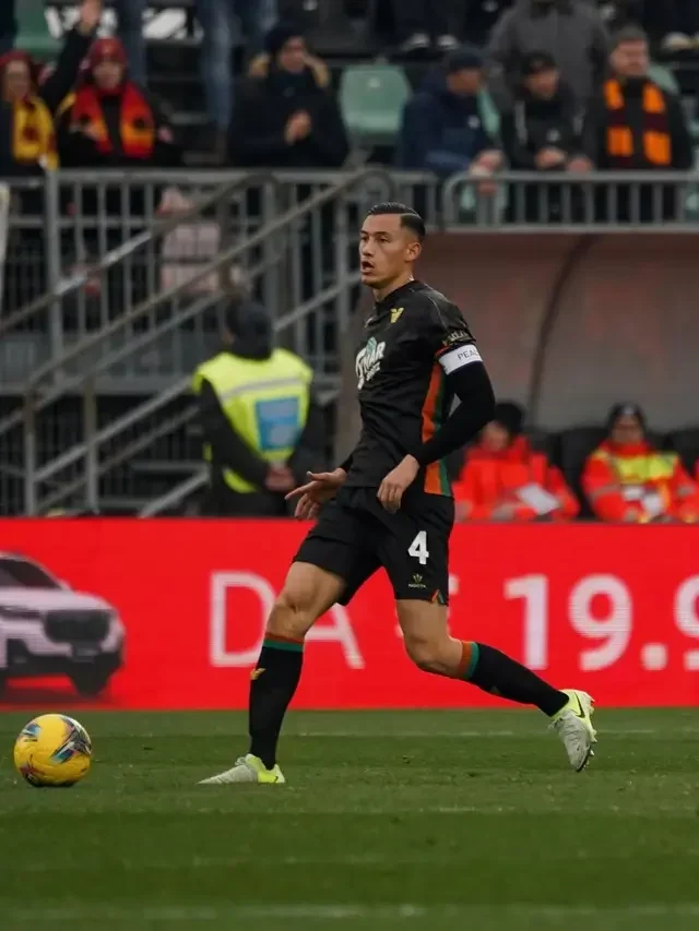 Bek Jay Idzes beraksi di lapangan hijau saat pertandingan Liga Italia Serie A.