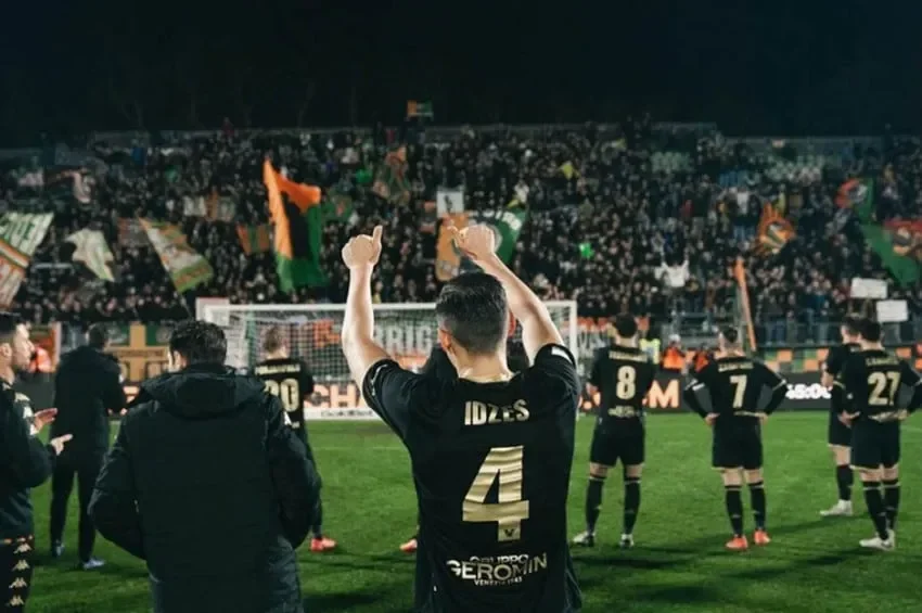 Jay Idzes merayakan setelah pertandingan Serie A Italia di depan penonton yang ramai.