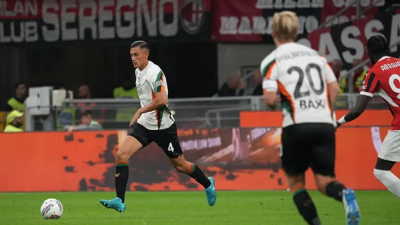 Pemain Sassuolo bernomor punggung 4 berlari dengan bola dalam laga kontra Inter.