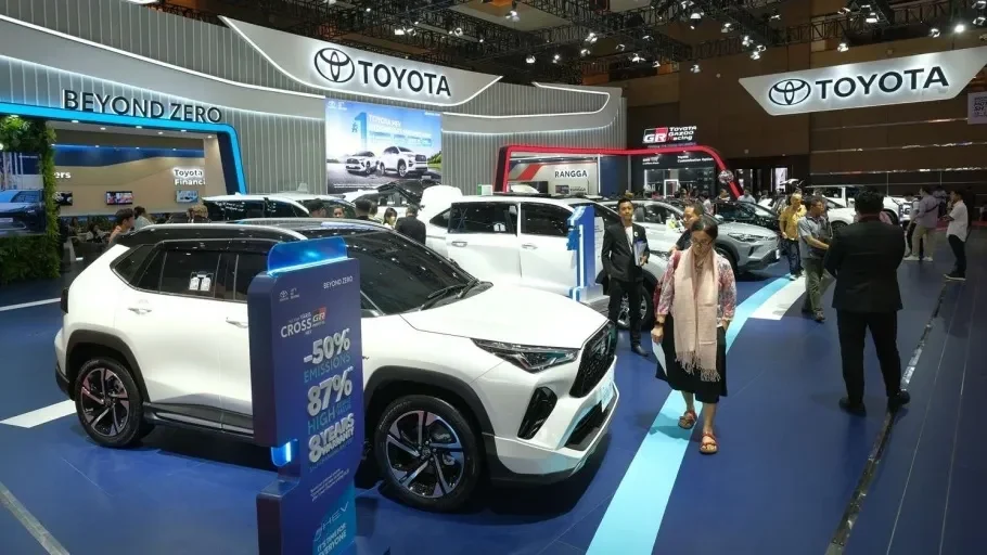Jajaran mobil Toyota dipamerkan di sebuah pameran otomotif di Indonesia.