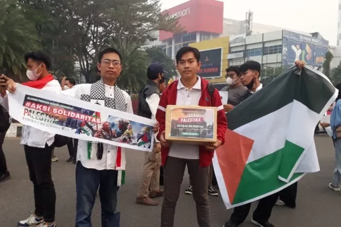 Siswa Pakistan berdemonstrasi dukung Palestina, bawa spanduk solidaritas dan bendera Palestina.