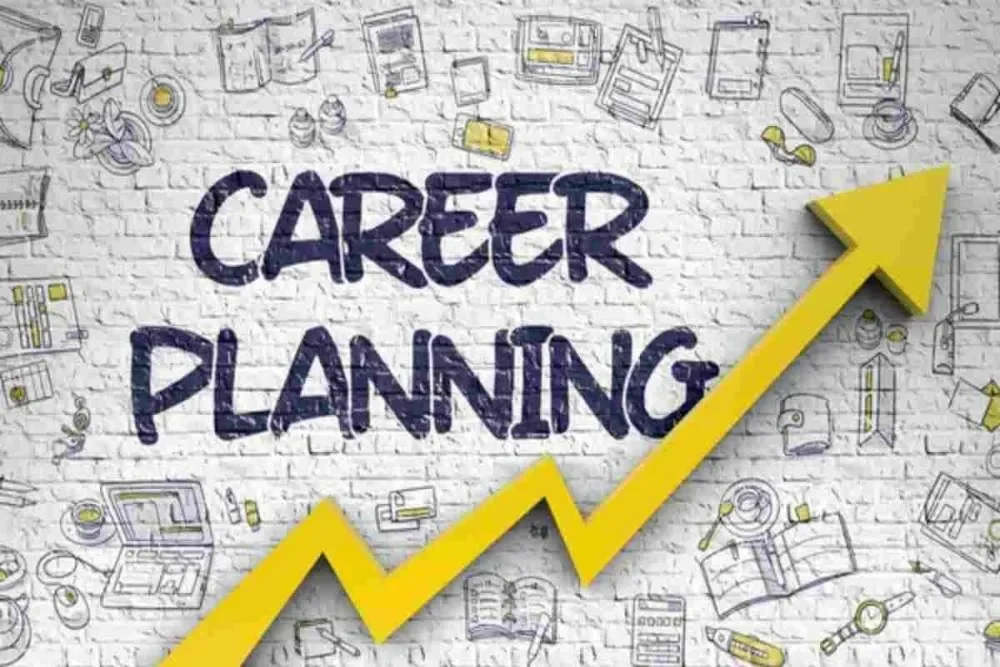 Ilustrasi tulisan "Career Planning" dengan panah kuning melambangkan kemajuan karier.