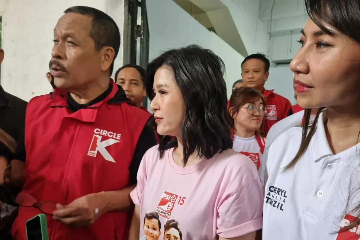 Relawan Jokowi dalam rompi merah dan kaos pink mendukung Prabowo-Gibran.