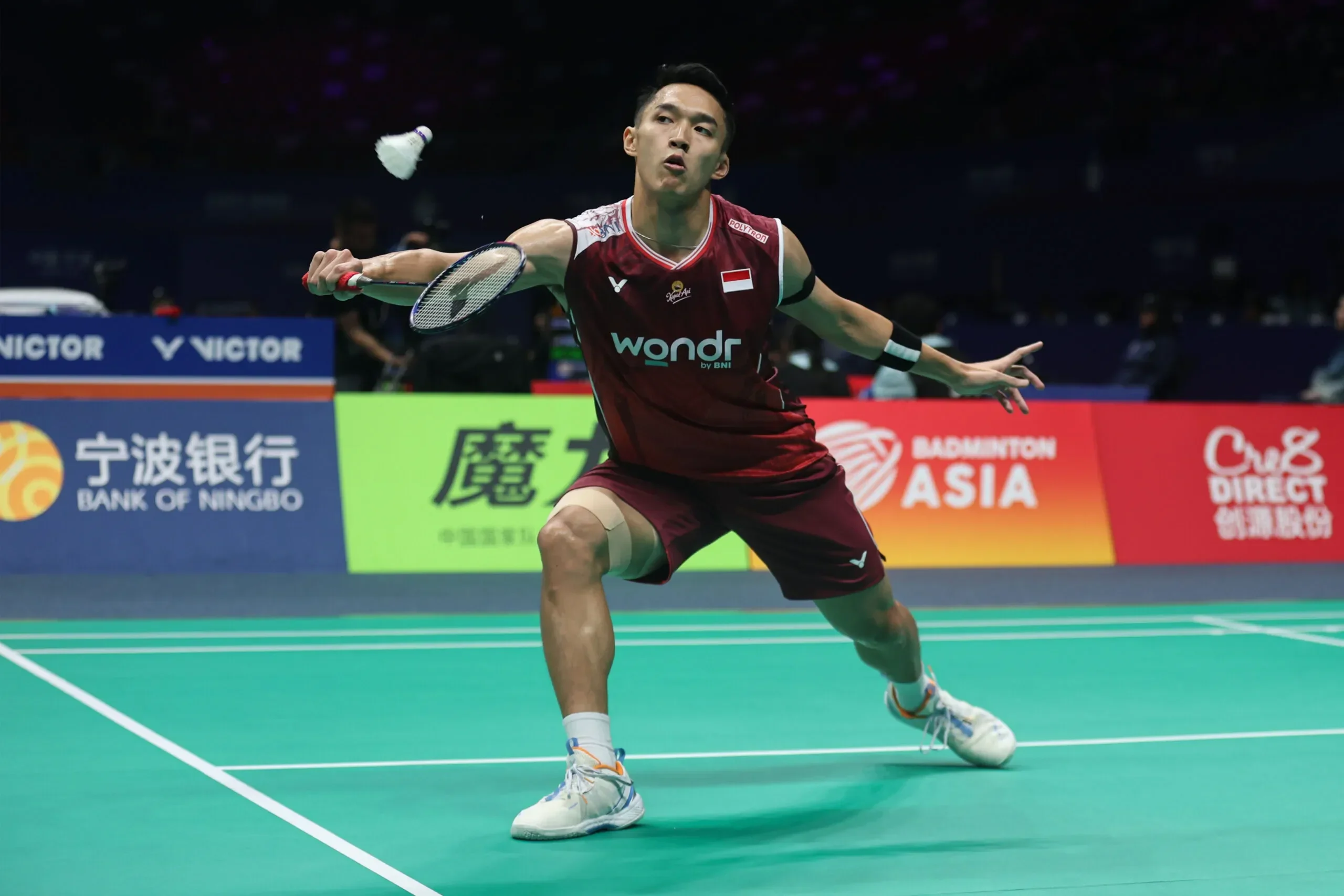 Jonatan Christie berlaga di babak 16 besar China Masters 2025, pukulkan shuttlecock di udara.