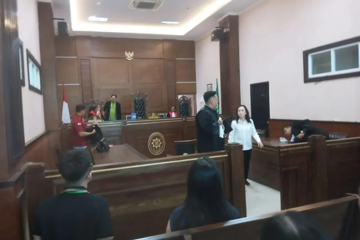 Suasana ruang sidang Pengadilan Negeri Jakarta Utara dengan terdakwa kasus tabrak lari.