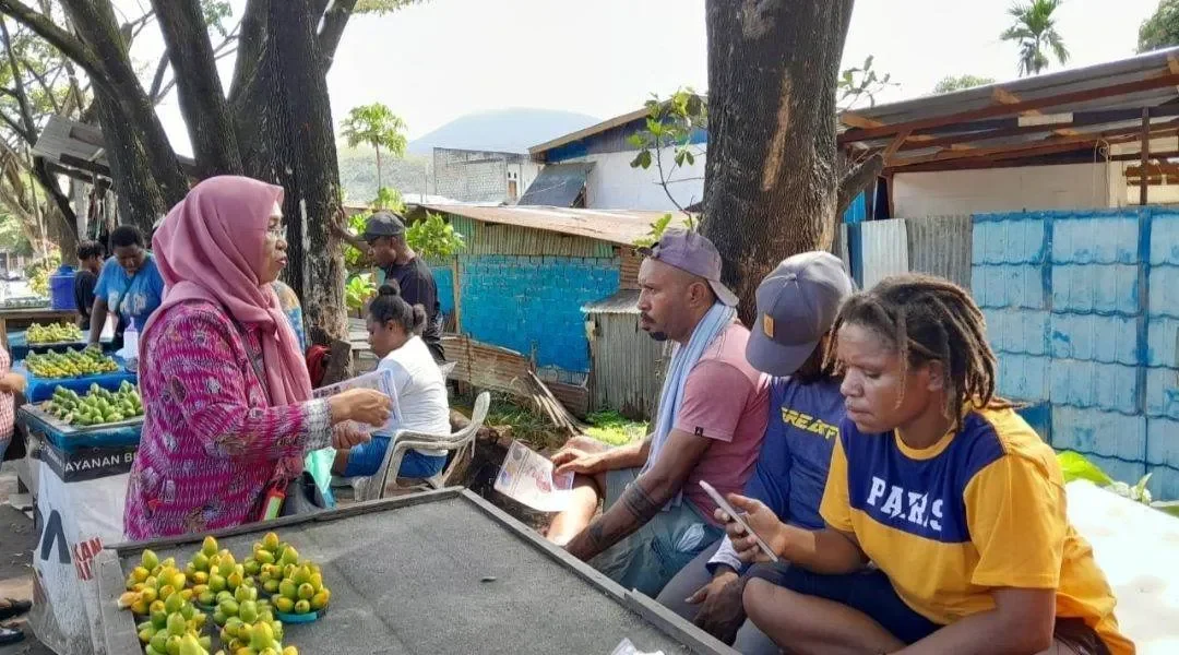 Penjual dan pembeli di pasar tradisional, ilustrasi akses pendidikan sejak dini.