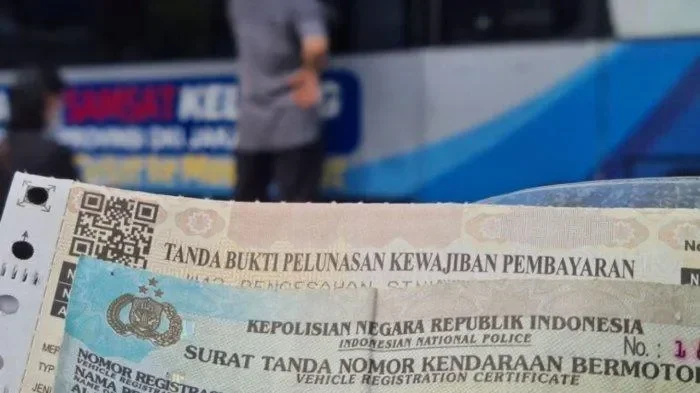 Dokumen STNK dan bukti pelunasan pajak kendaraan bermotor di Indonesia.