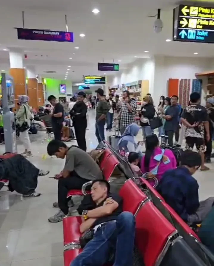 Penumpang menunggu di bandara setelah penerbangan ditunda.