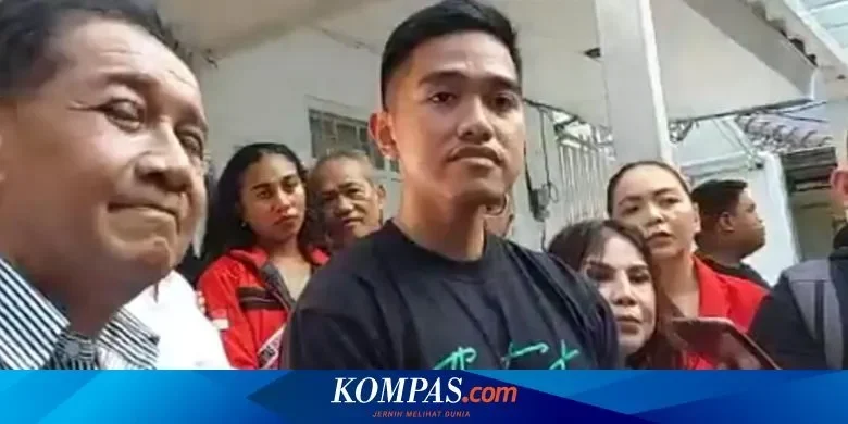 Kaesang Pangarep, Ketua Umum PSI, menatap kamera di tengah keramaian.