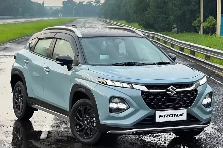 Suzuki Fronx bergaya SUV ringkas bergaya urban berwarna biru muda.