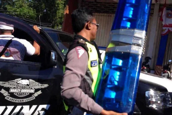 Polisi menyita lampu strobo biru dari kendaraan sipil sebagai tindakan penegakan aturan lalu lintas.