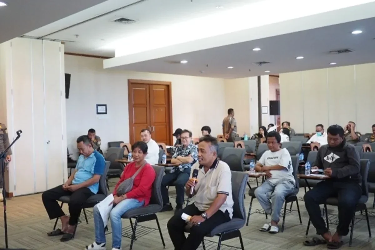 Peserta sidang tindak pidana ringan (tipiring) duduk di kursi di ruang rapat.