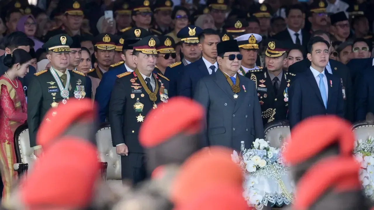 Kapolri Jenderal Listyo Sigit Prabowo, Prabowo Subianto, dan pejabat lainnya dalam acara resmi.