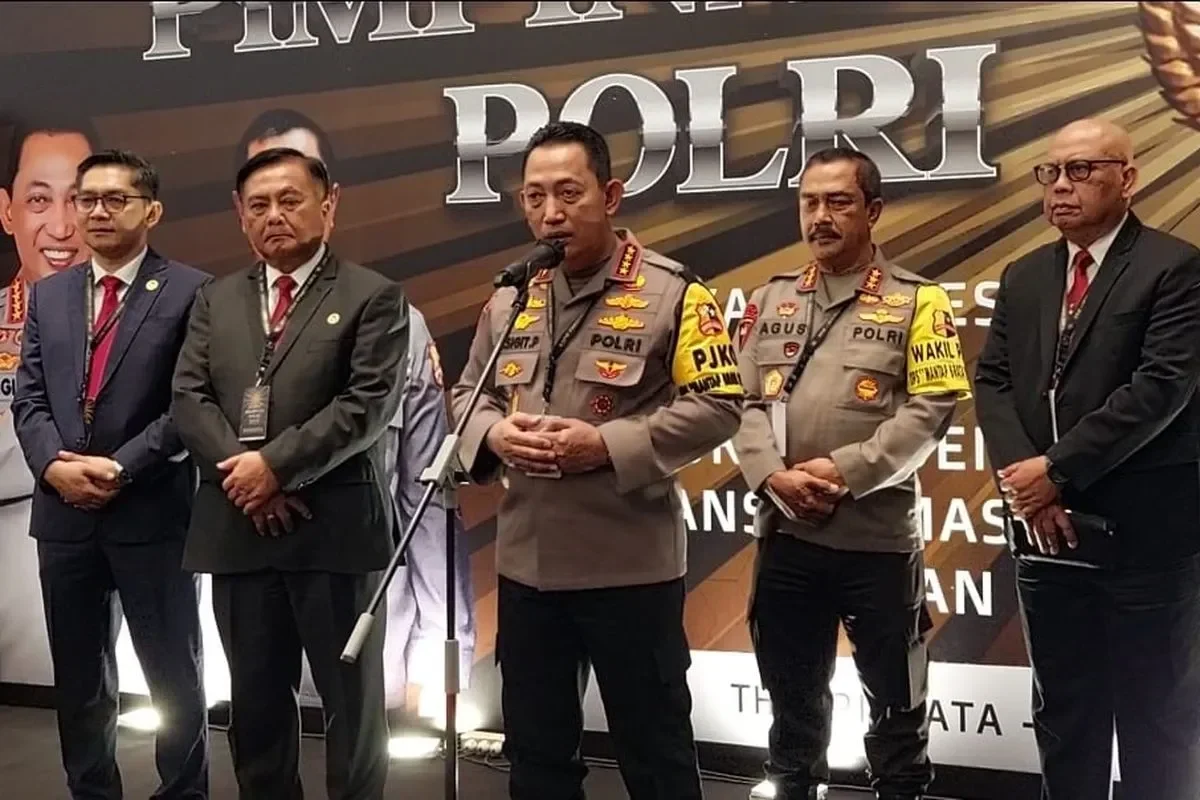 Kapolri Jenderal Listyo Sigit Prabowo berbicara di hadapan beberapa pejabat Polri dan sipil.