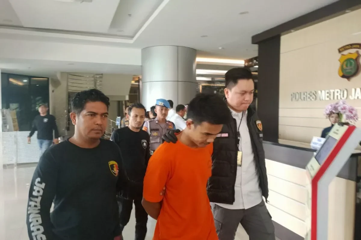 Tersangka percobaan pembunuhan bersenjata tajam diamankan polisi di Jakarta Barat.