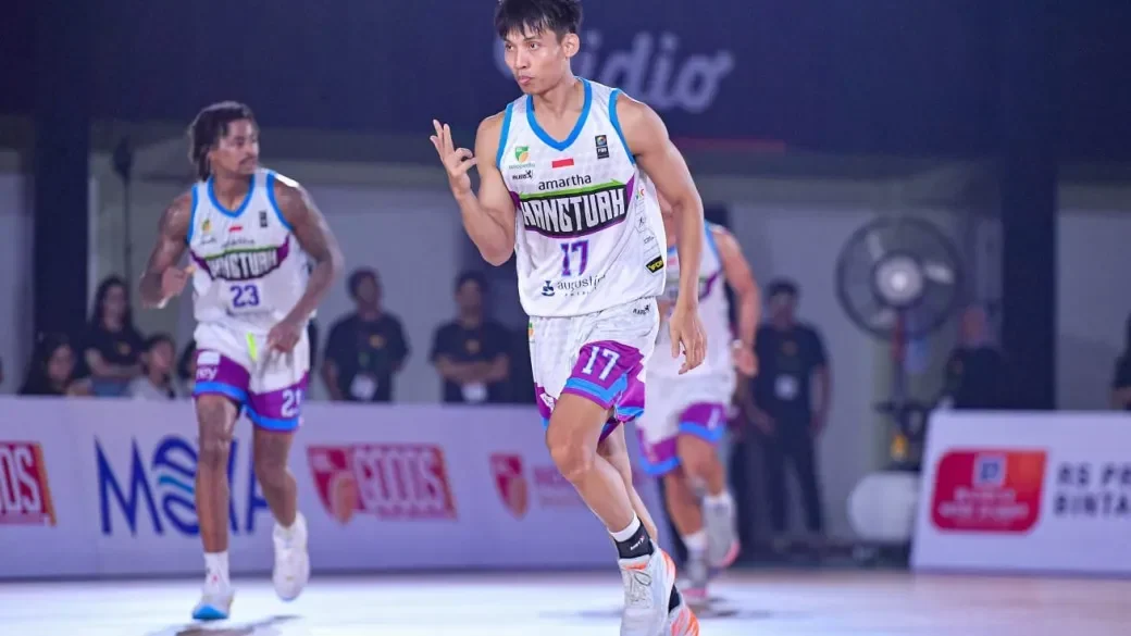 Pemain basket dengan jersey nomor 17 berlari di lapangan saat pertandingan.