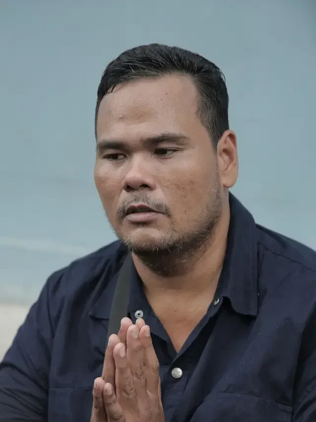 Aktor Fahmi Bo tampak memprihatinkan dengan tangan menyatu, menantikan dukungan untuk pemulihannya.