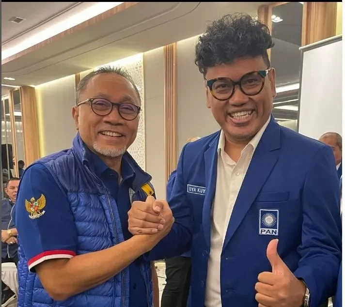 Uya Kuya bersalaman dengan politikus lain mengenakan jas PAN.