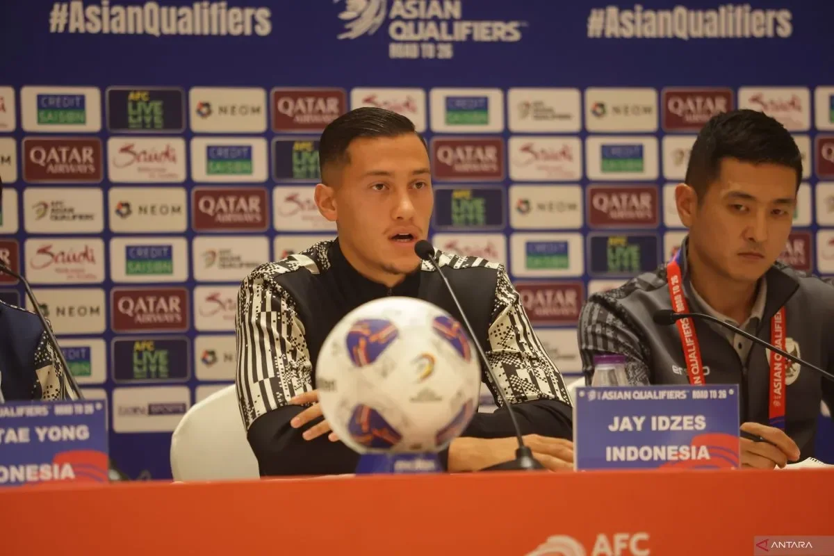 Pemain Timnas Indonesia Jay Idzes berbicara di konferensi pers jelang Kualifikasi Piala Dunia 2026.